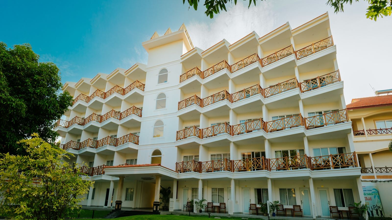 rooms-deluxe-garden-view-balcony