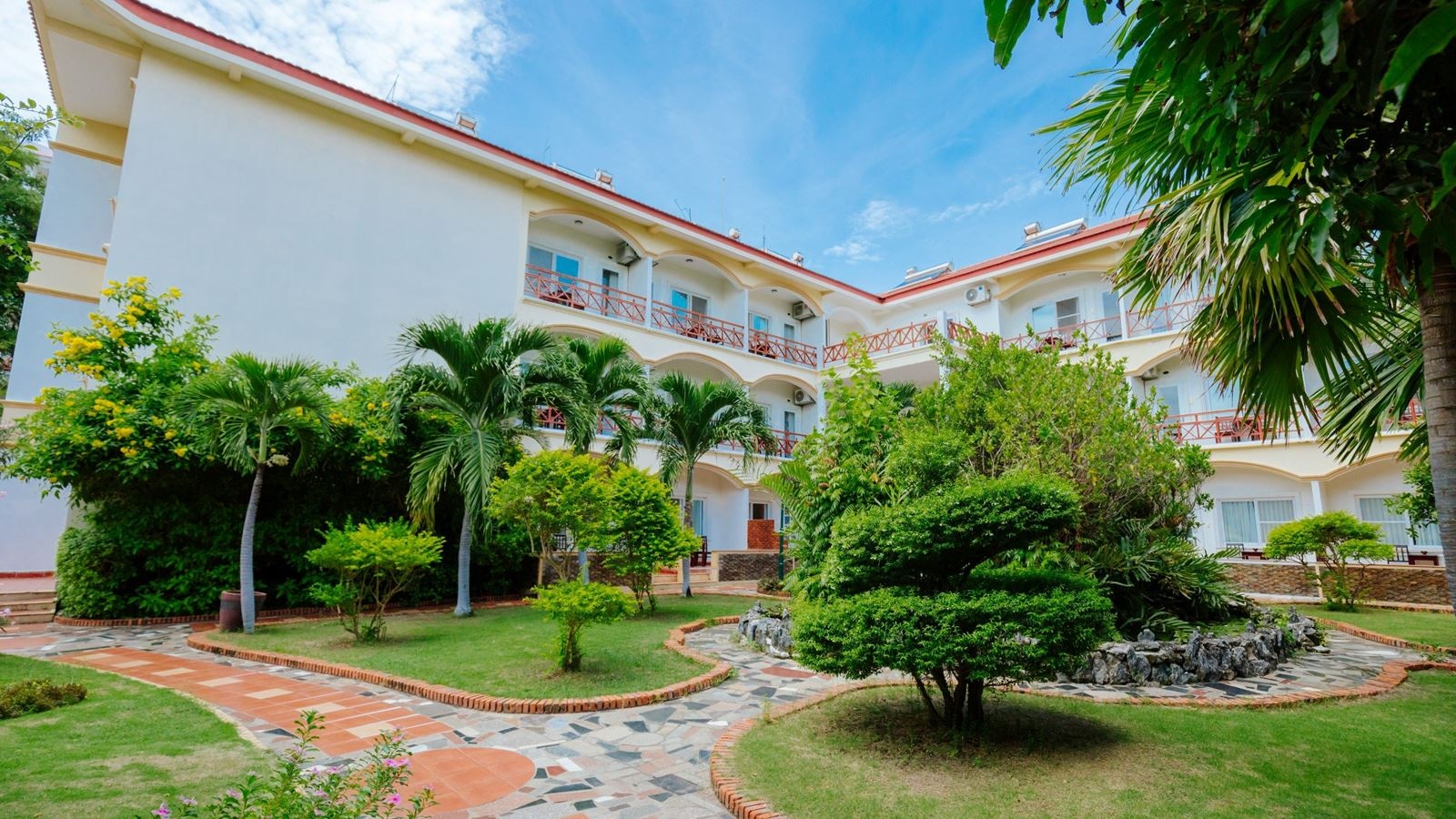 rooms-deluxe-balcony