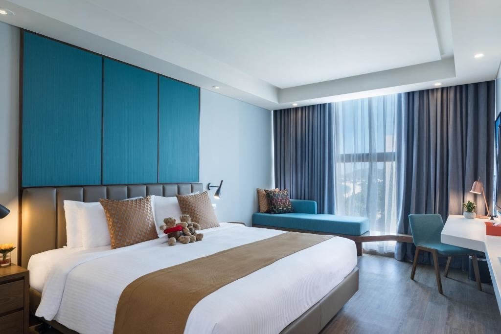 rooms-1-bedroom-deluxe-city-and-partial-ocean-view