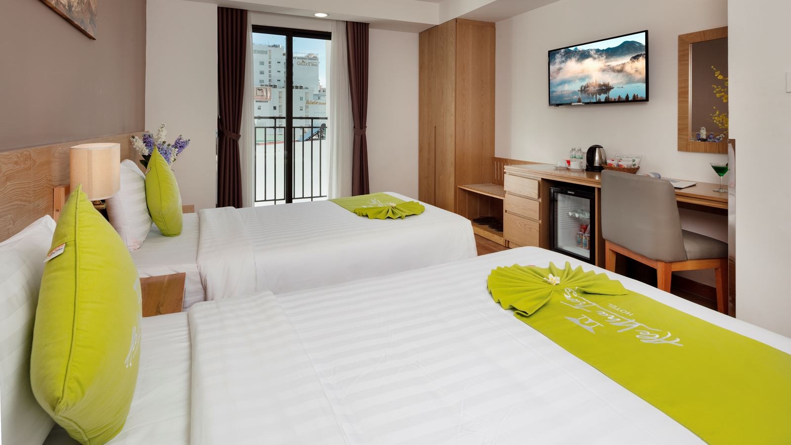 rooms-deluxe-city-view-with-balcony-child-without-extra-bed