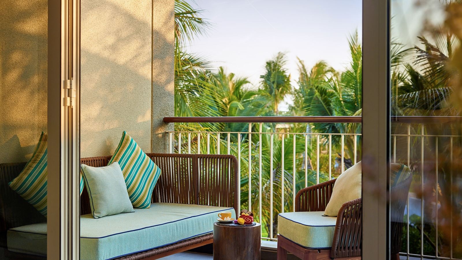 rooms-cabana-pool-access-with-sofa-bed