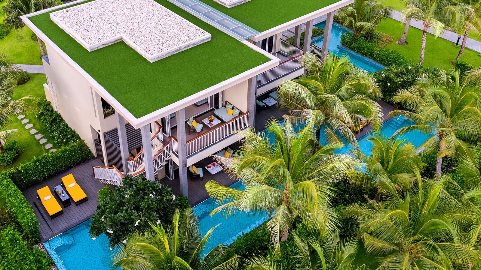 rooms-cabana-pool-access-with-sofa-bed