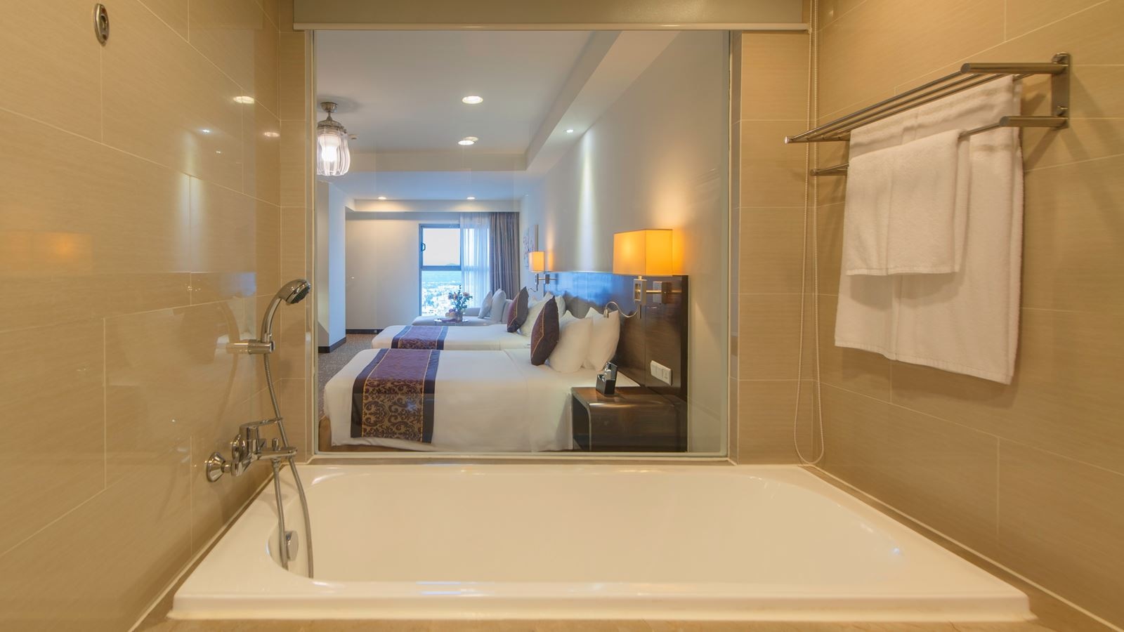 rooms-deluxe-city-view