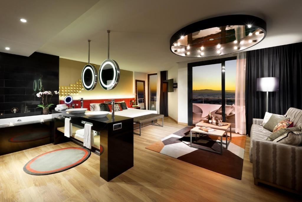 rooms-studio-suite-gold-balcony-or-terrace