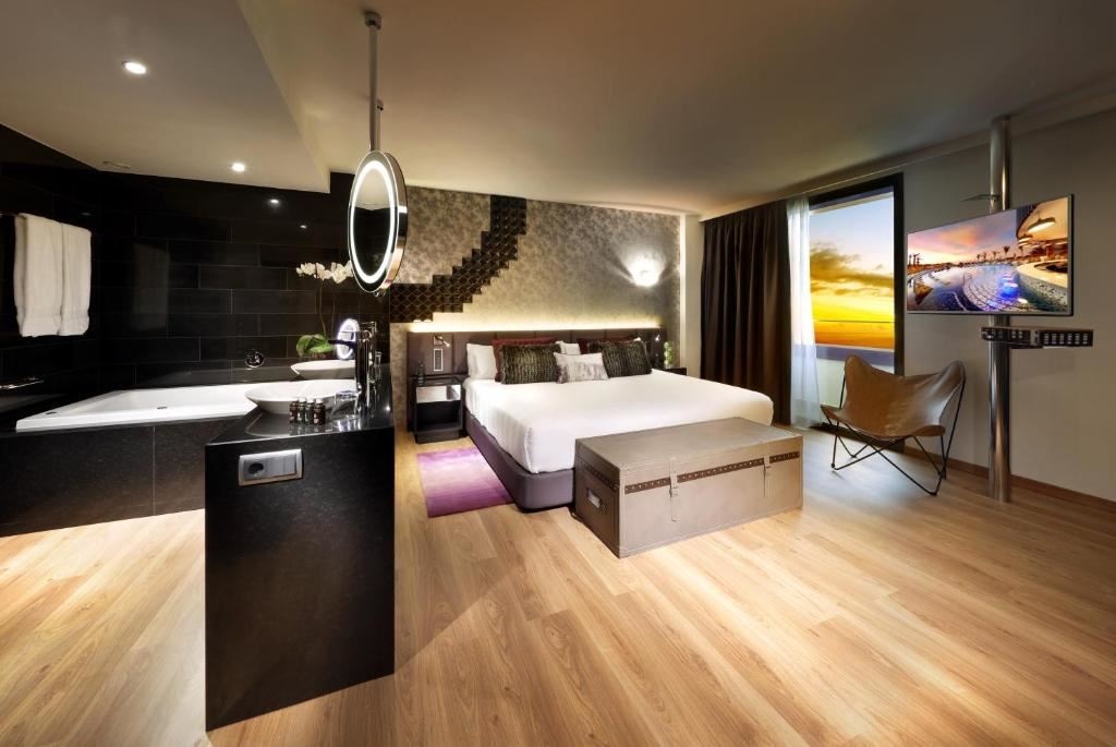 rooms-rock-royalty-studio-suite-balcony-or-terrace