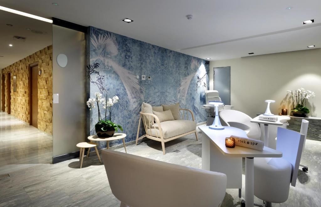 rooms-rock-royalty-studio-suite-balcony-or-terrace