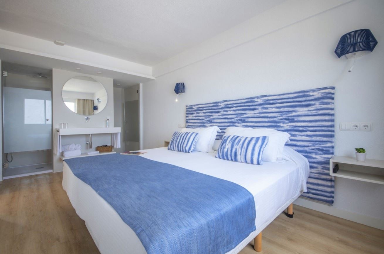 rooms-junior-suite-sea-view-balcony-or-terrace