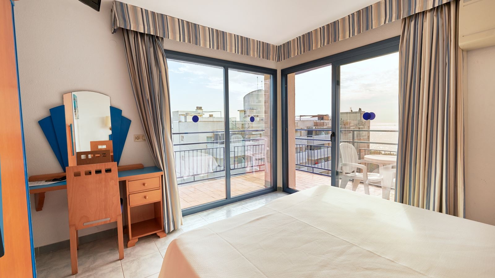 rooms-seaview-balcony-or-terrace