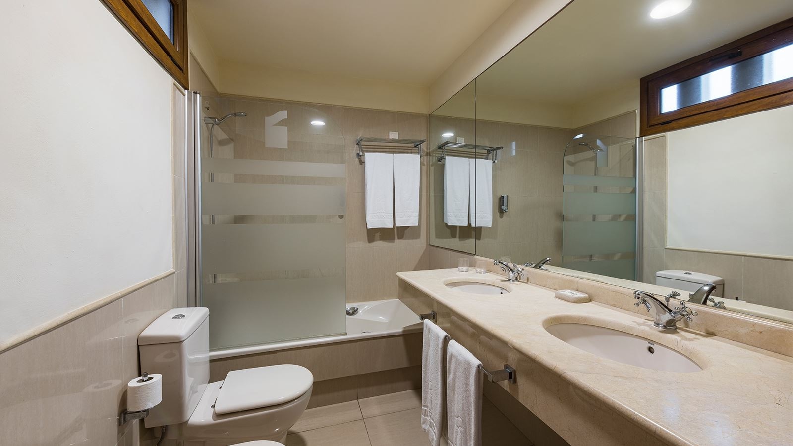rooms-suite-balcony-or-terrace