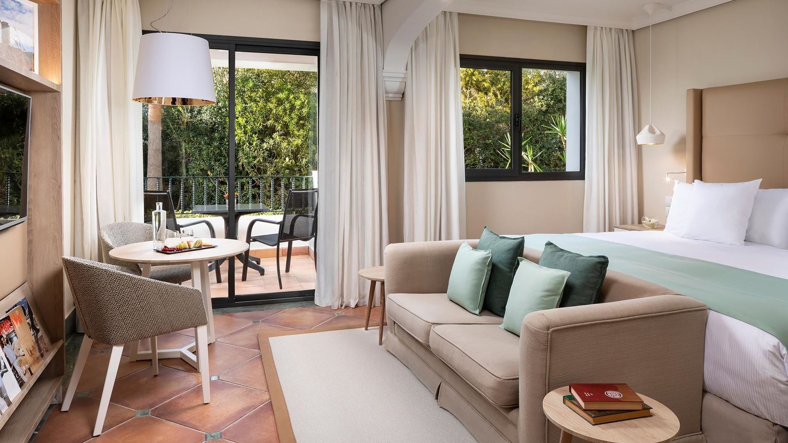 rooms-bro-double-premium-pool-access-with-private-garden