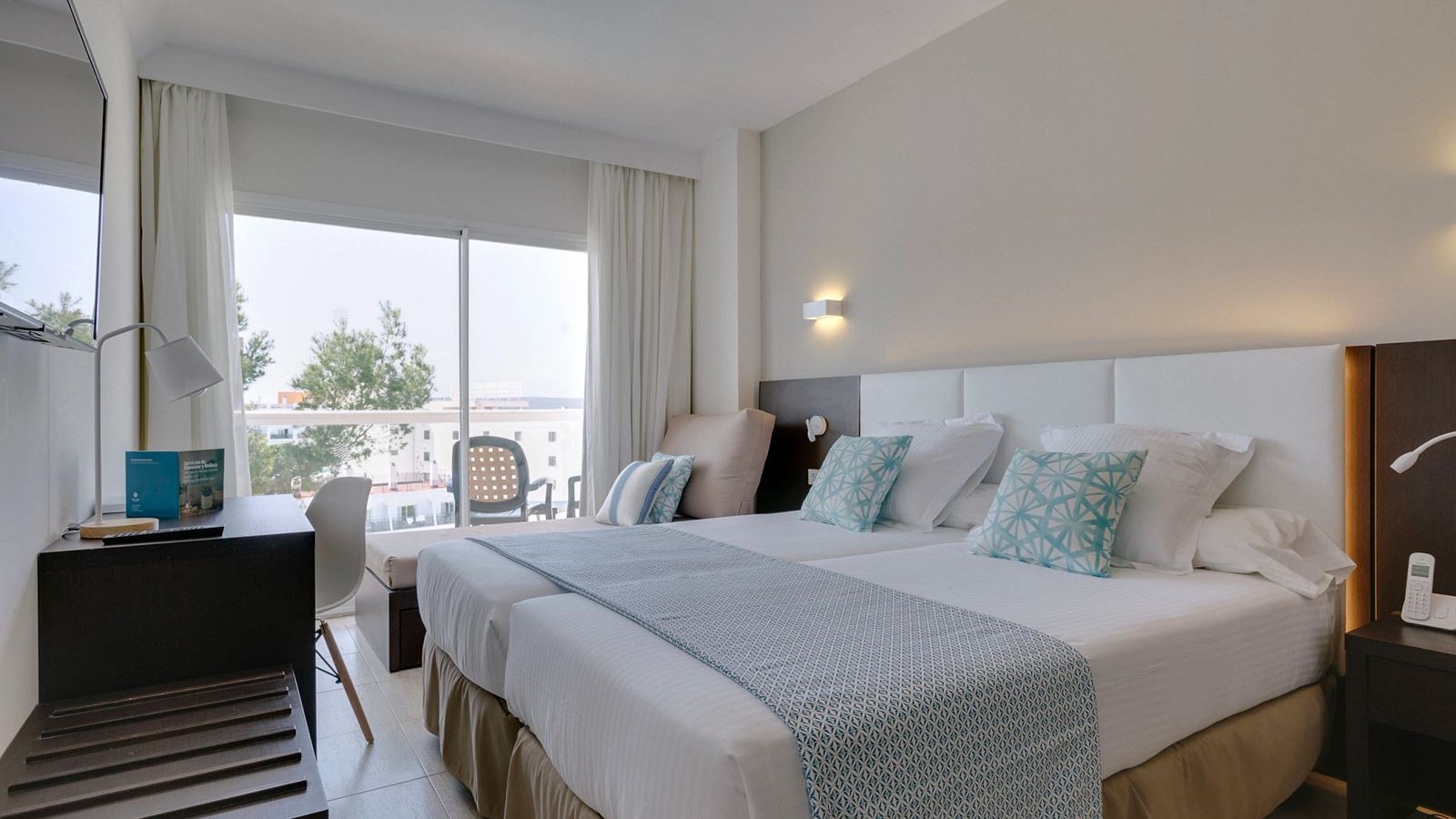 rooms-dbs--double-superior-with-balcony-or-terrace