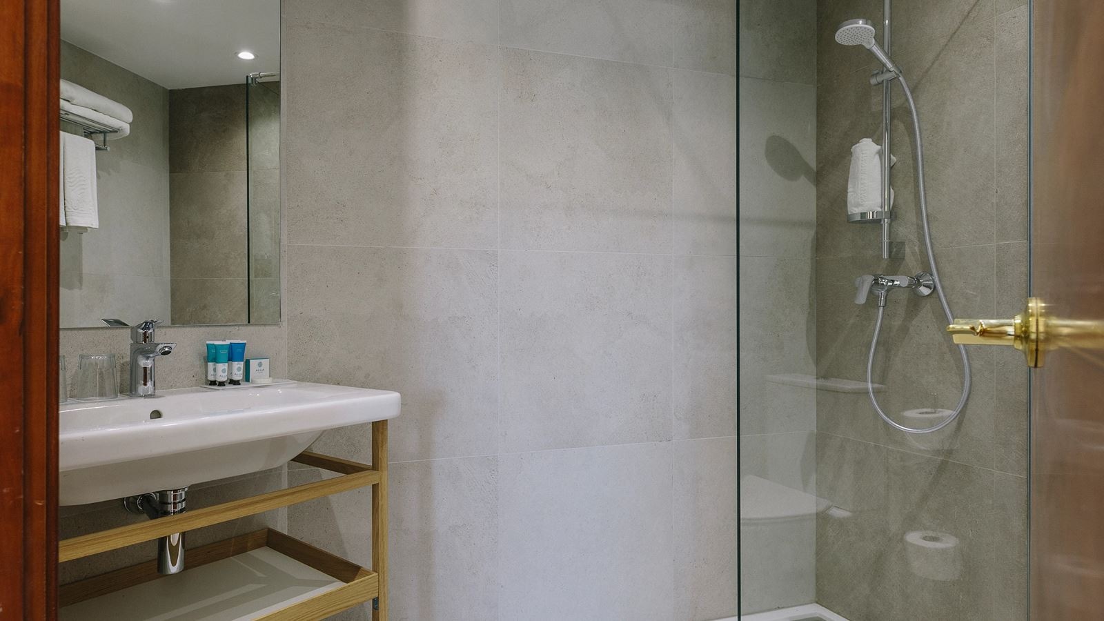 rooms-double-family-room-with-balcony-or-terrace