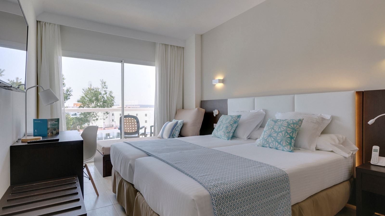 rooms-dbp--double-room-pool-view-with-balcony-or-terrace