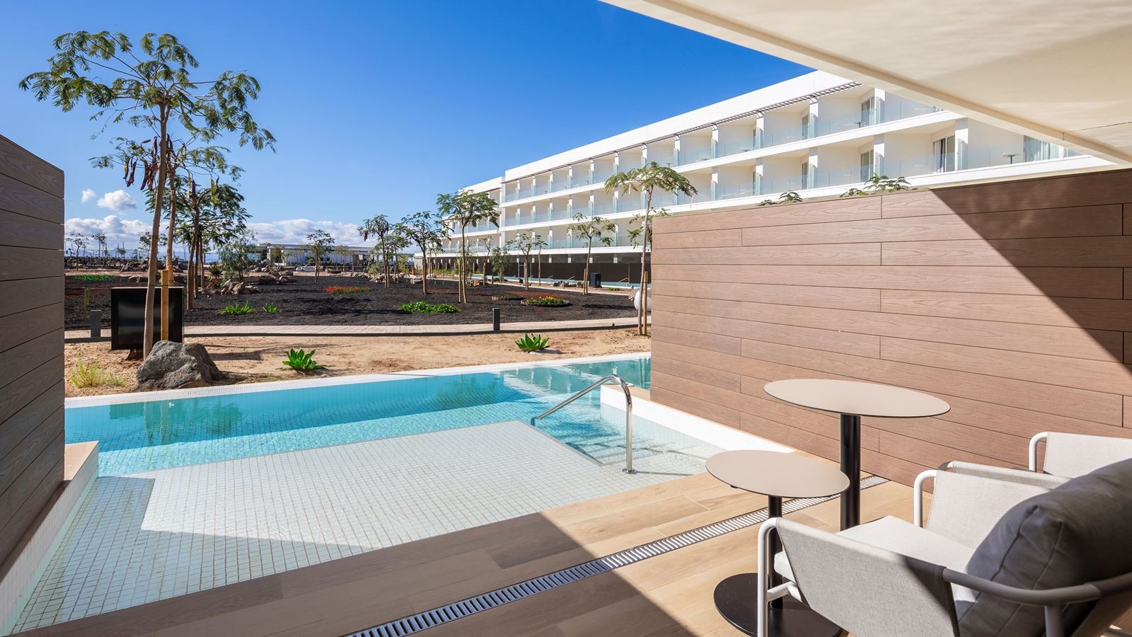 rooms-deluxe-room-swim-up