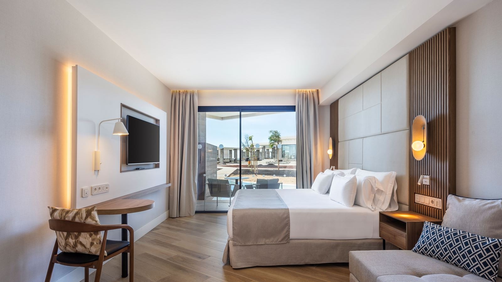 rooms-deluxe-room-balcony-or-terrace