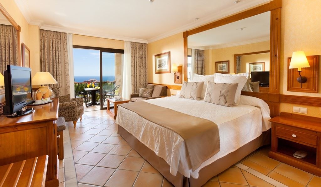 rooms-twin-double-superior-pool-view-balcony