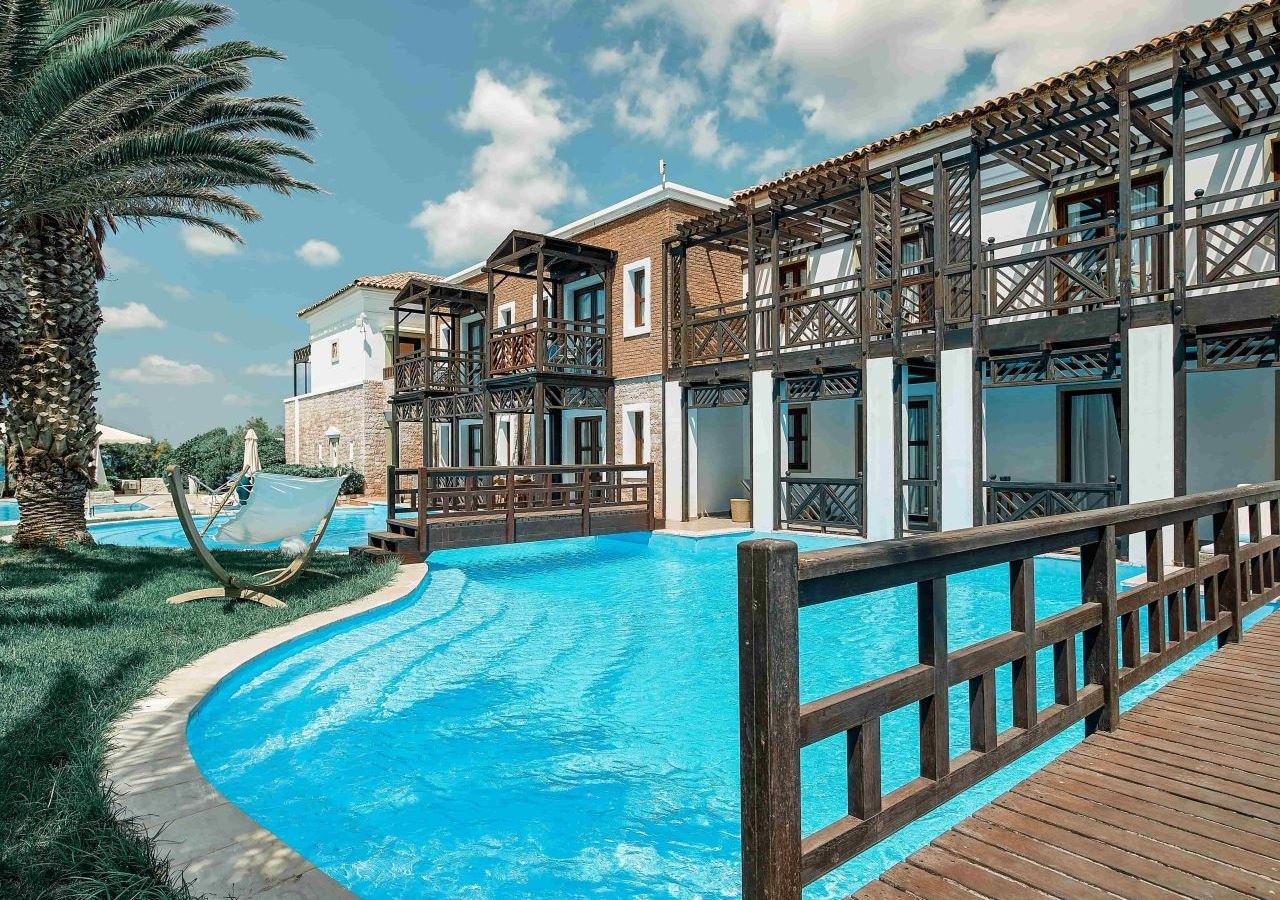 rooms-suite-sharing-pool