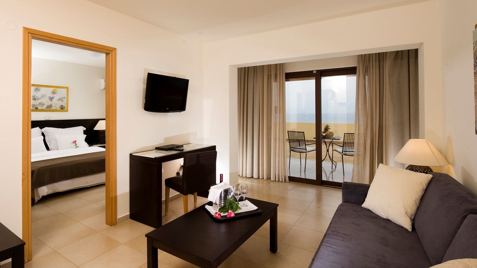 rooms-suite-2-bedrooms-sideseaview