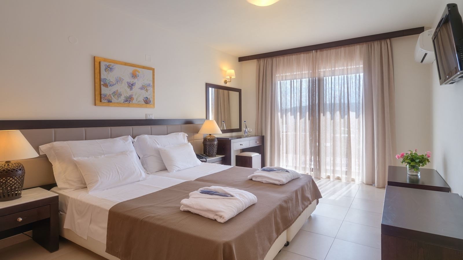 rooms-suite-2-bedrooms-sideseaview
