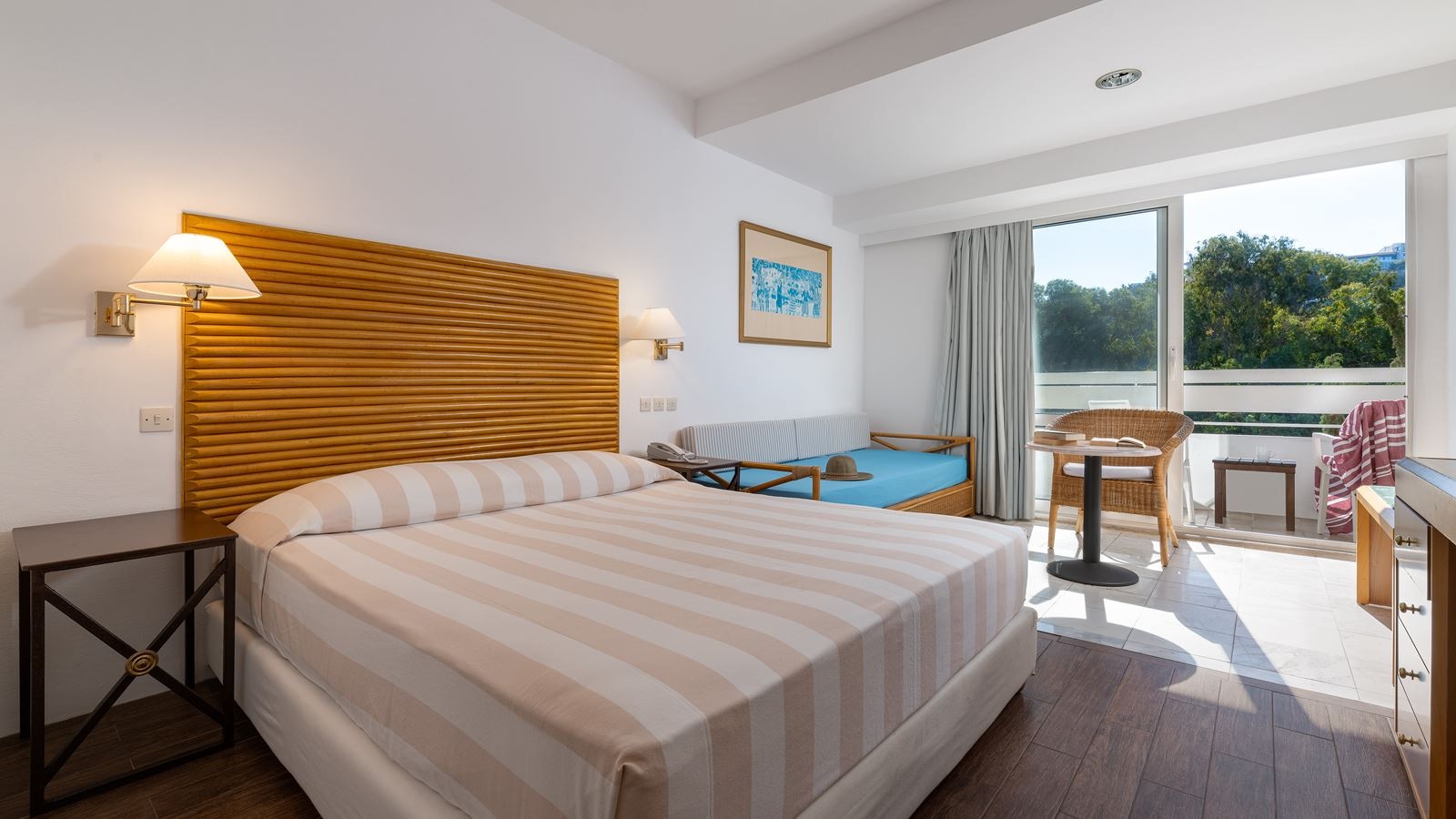 rooms-dbl-room-single-use-with-balcony