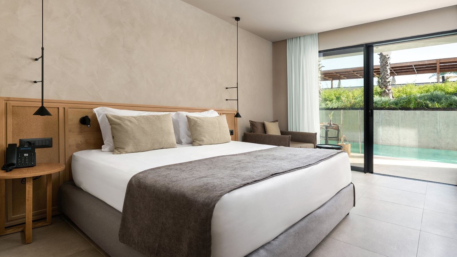 rooms-deluxe-room-swim-up