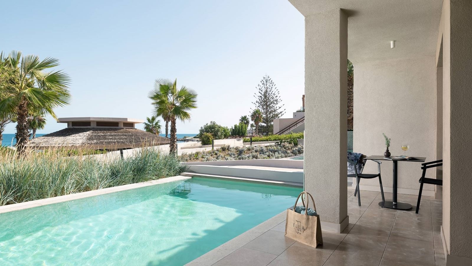 rooms-helea-suite-swim-up