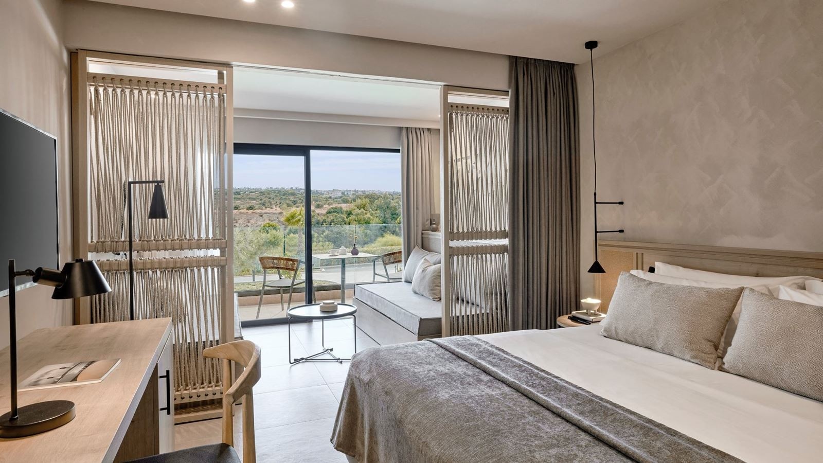 rooms-junior-suite-pool-view