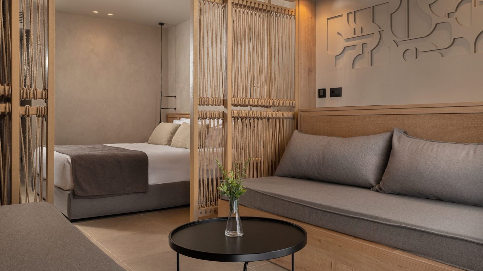 rooms-open-plan-suite-swim-up