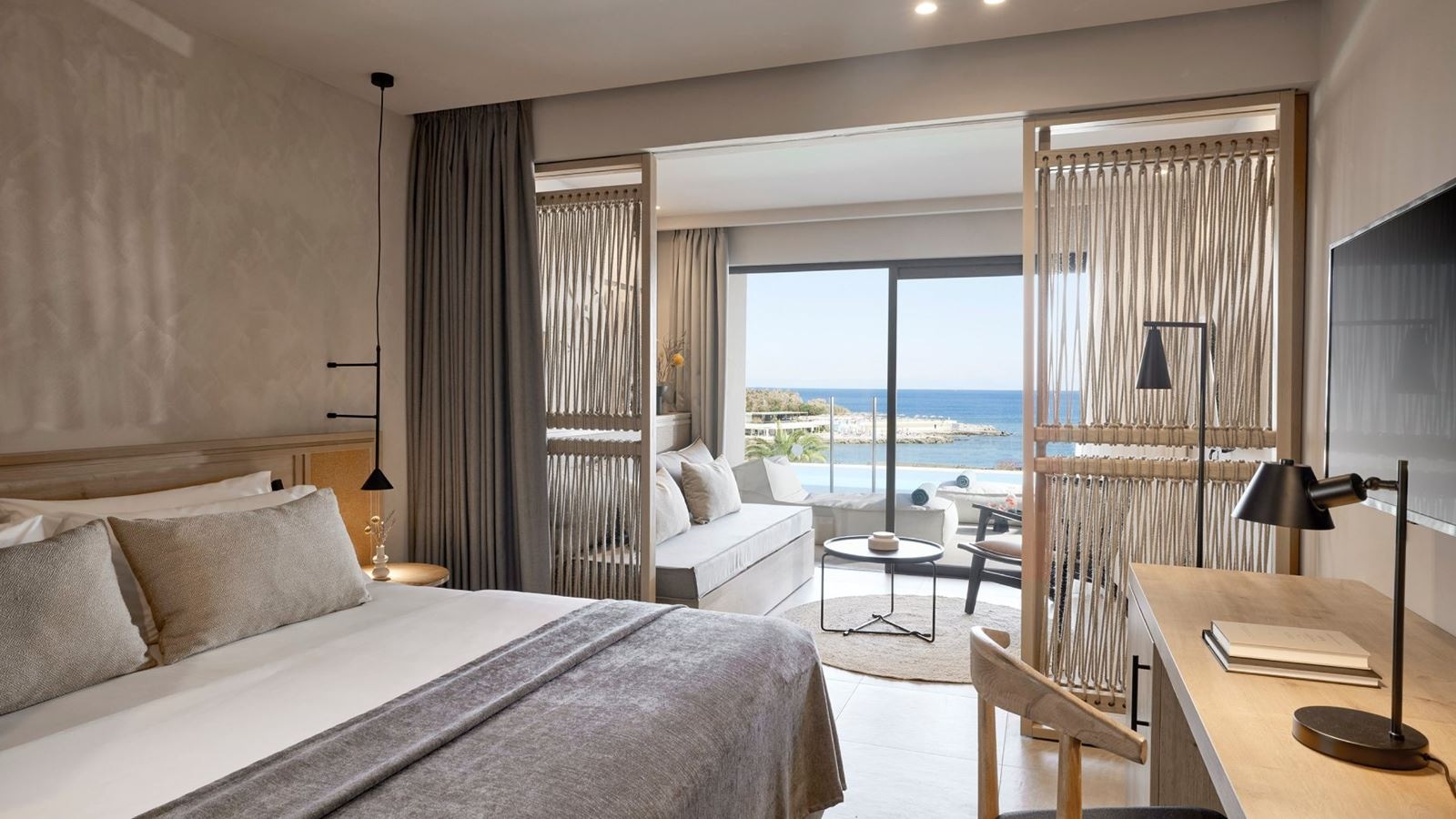 rooms-open-plan-suite-swim-up