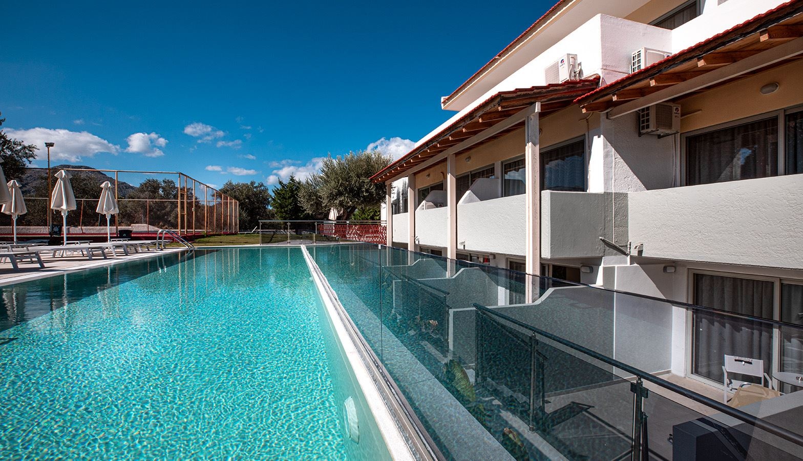 rooms-suite-sharing-pool