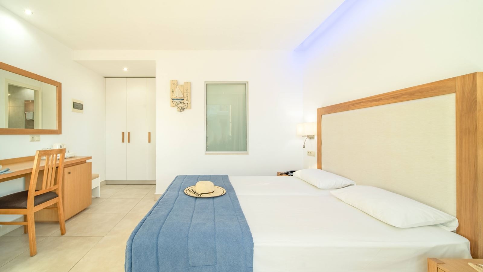 rooms-premium-triple-room-balcony-or-terrace