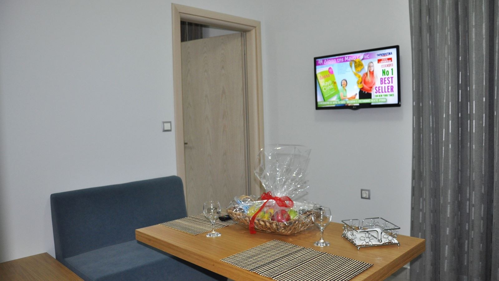 rooms-1-bedroom-sidemountain-view