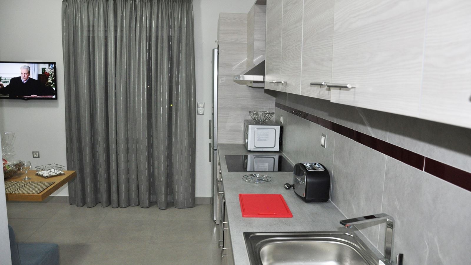 rooms-1-bedroom-sidemountain-view