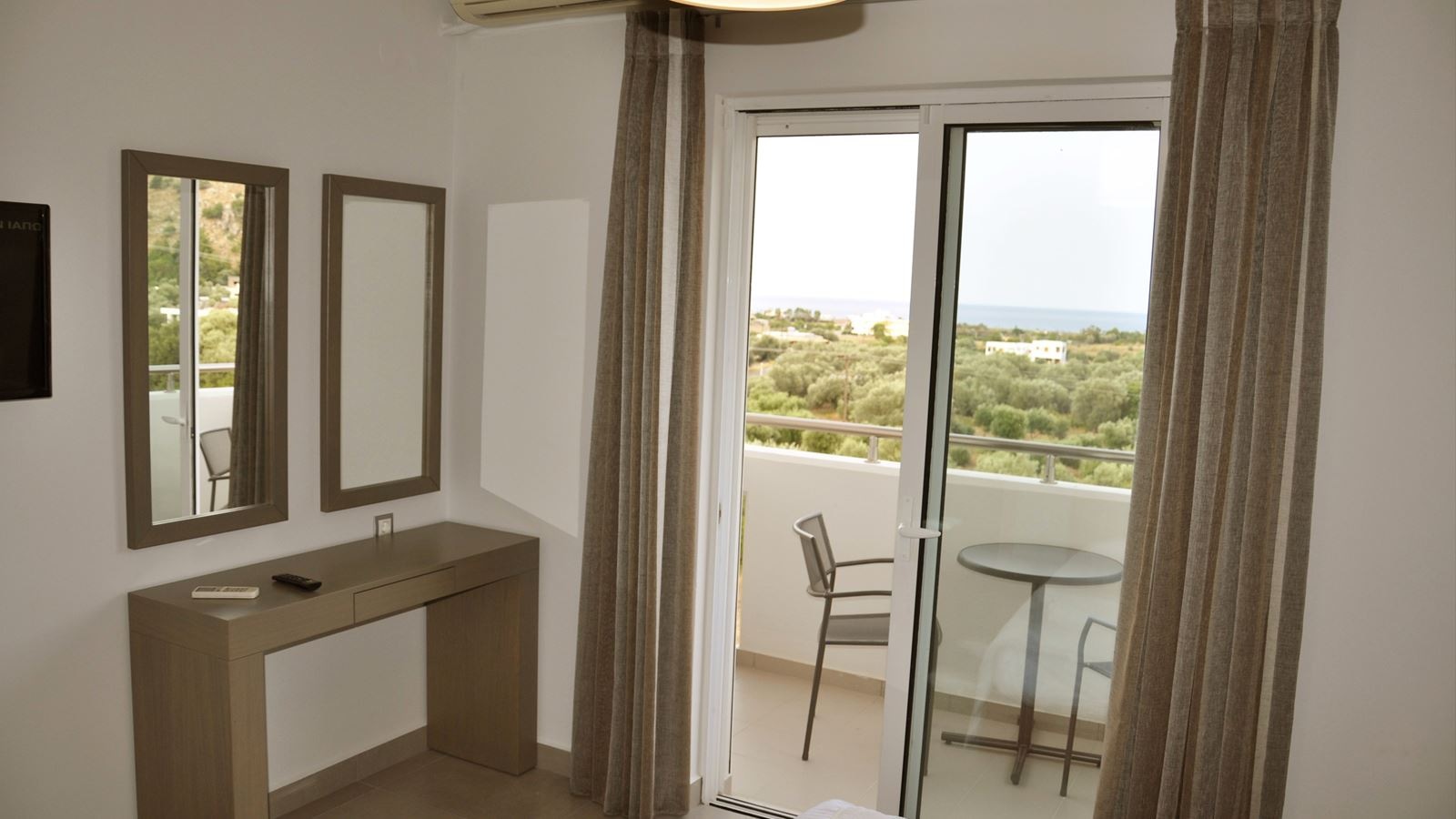 rooms-1-bedroom-seapool-view