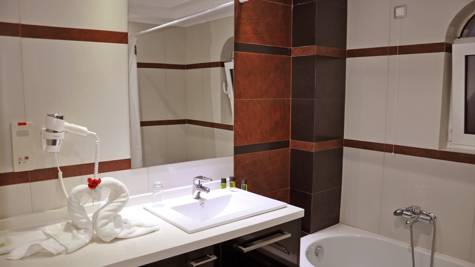 rooms-2-bedroom-sidemountain-view