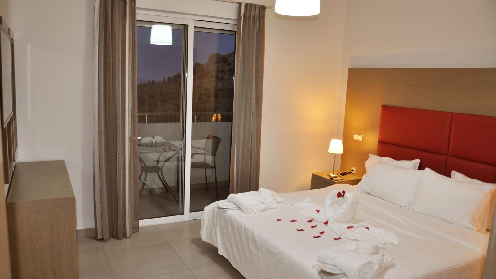 rooms-2-bedroom-seapool-view