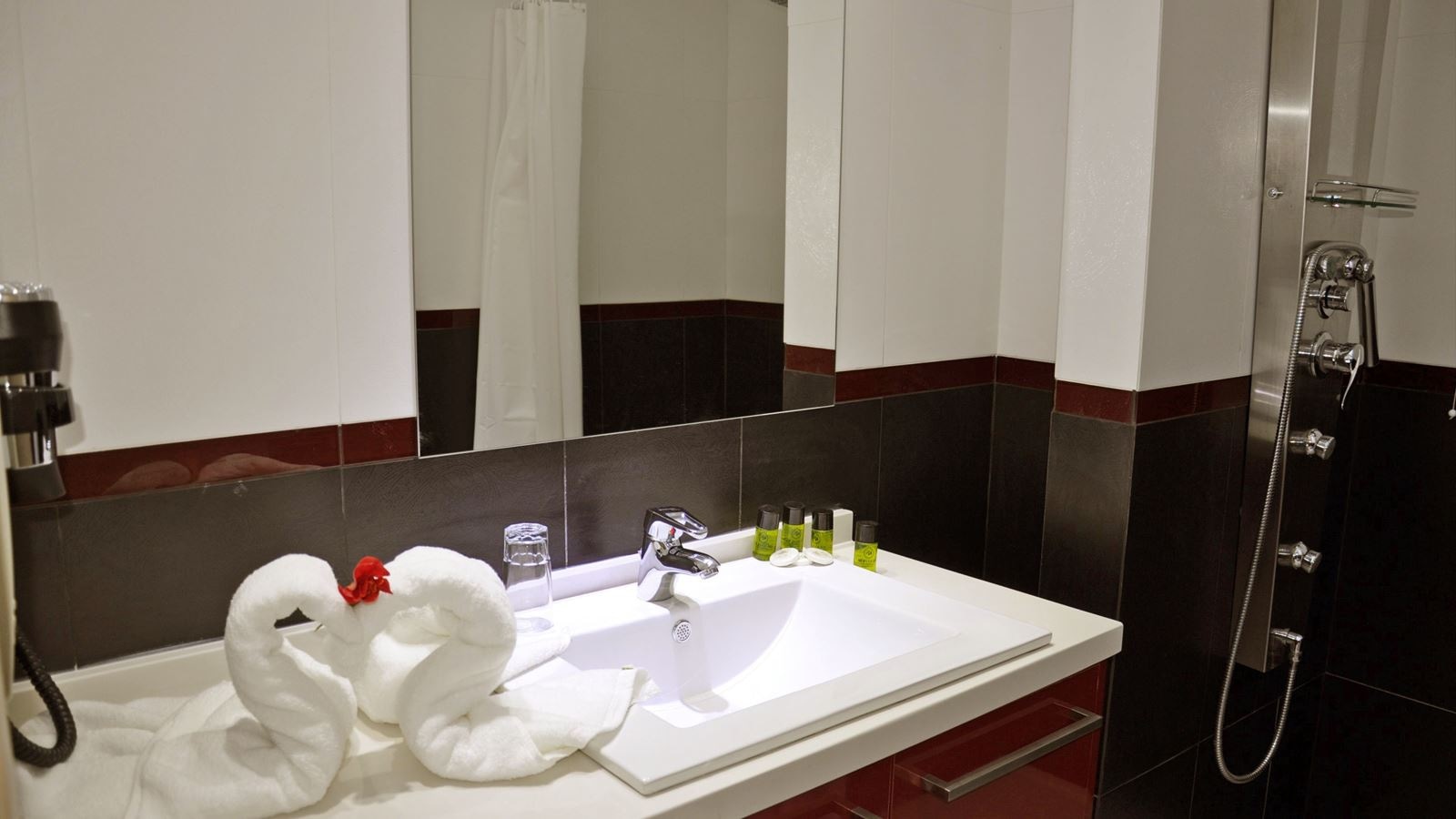 rooms-2-bedroom-seapool-view