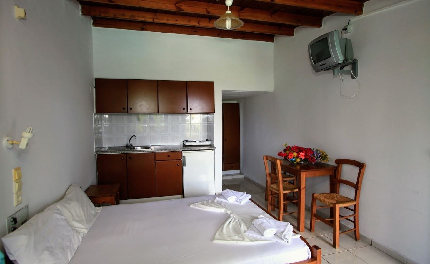 rooms-apartment-family-1-bedroom-balcony-or-terrace