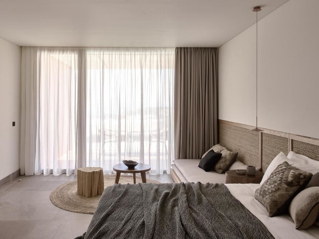 rooms-junior-suite-pool-view