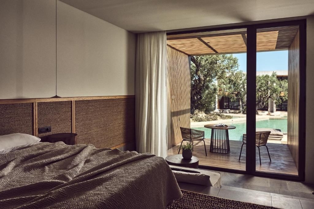 rooms-superior-water-suite-pool-view