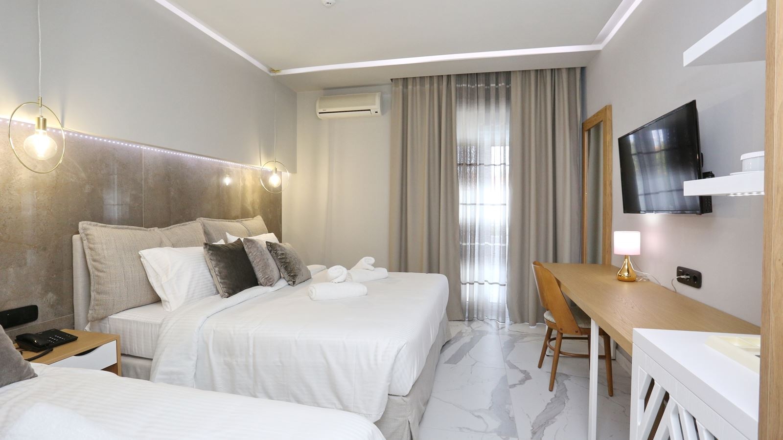 rooms-deluxe-room-with-pool-view