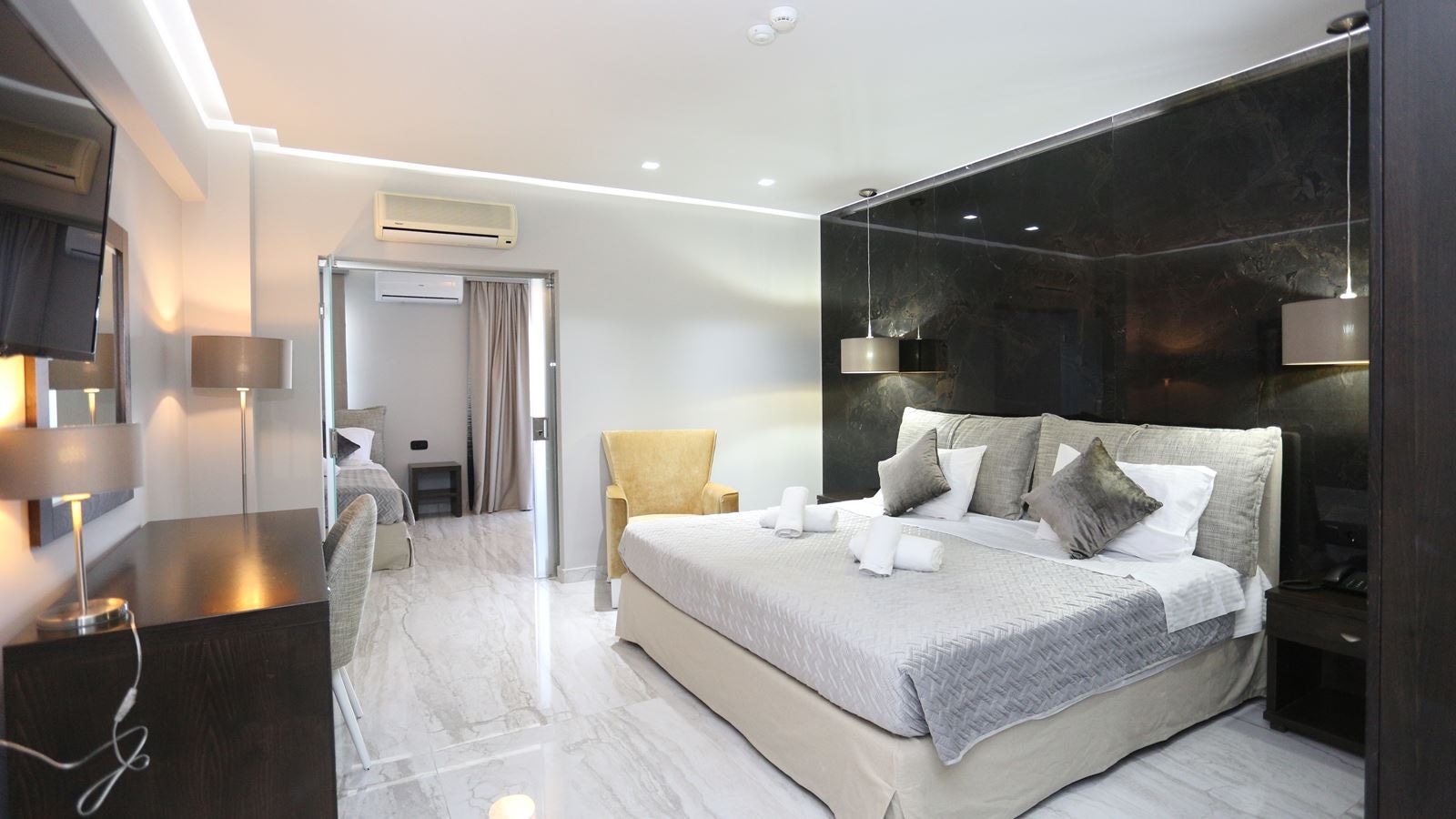 rooms-family-suite-with-pool-view