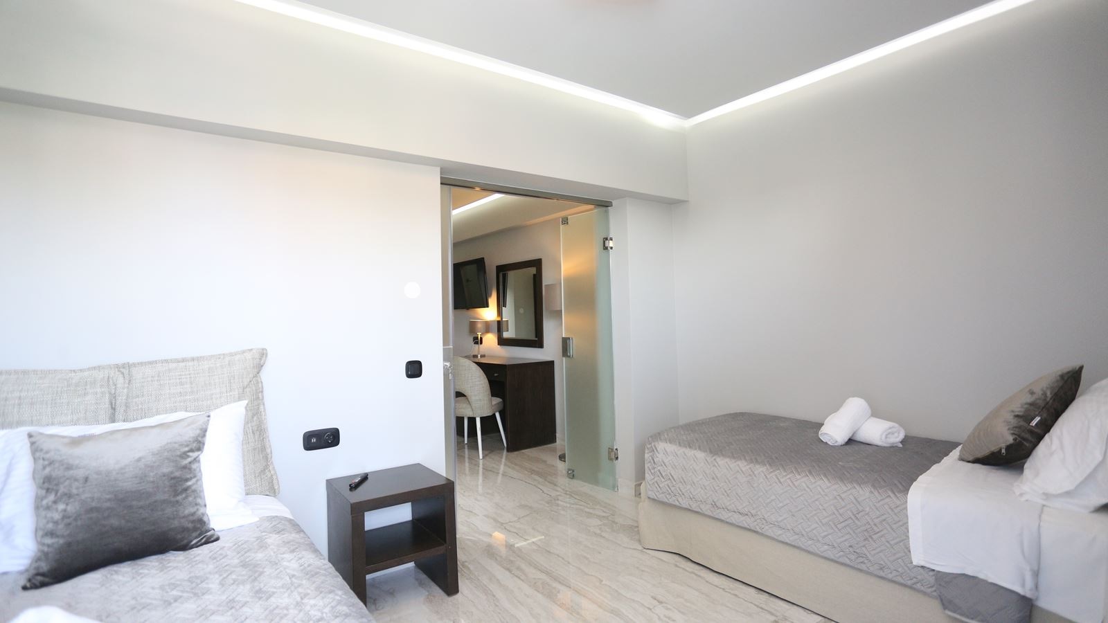 rooms-family-suite-with-pool-view