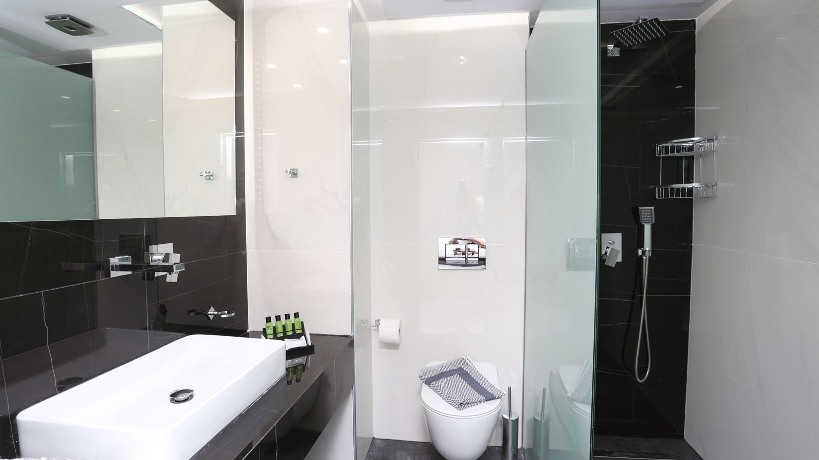 rooms-family-suite-with-pool-view