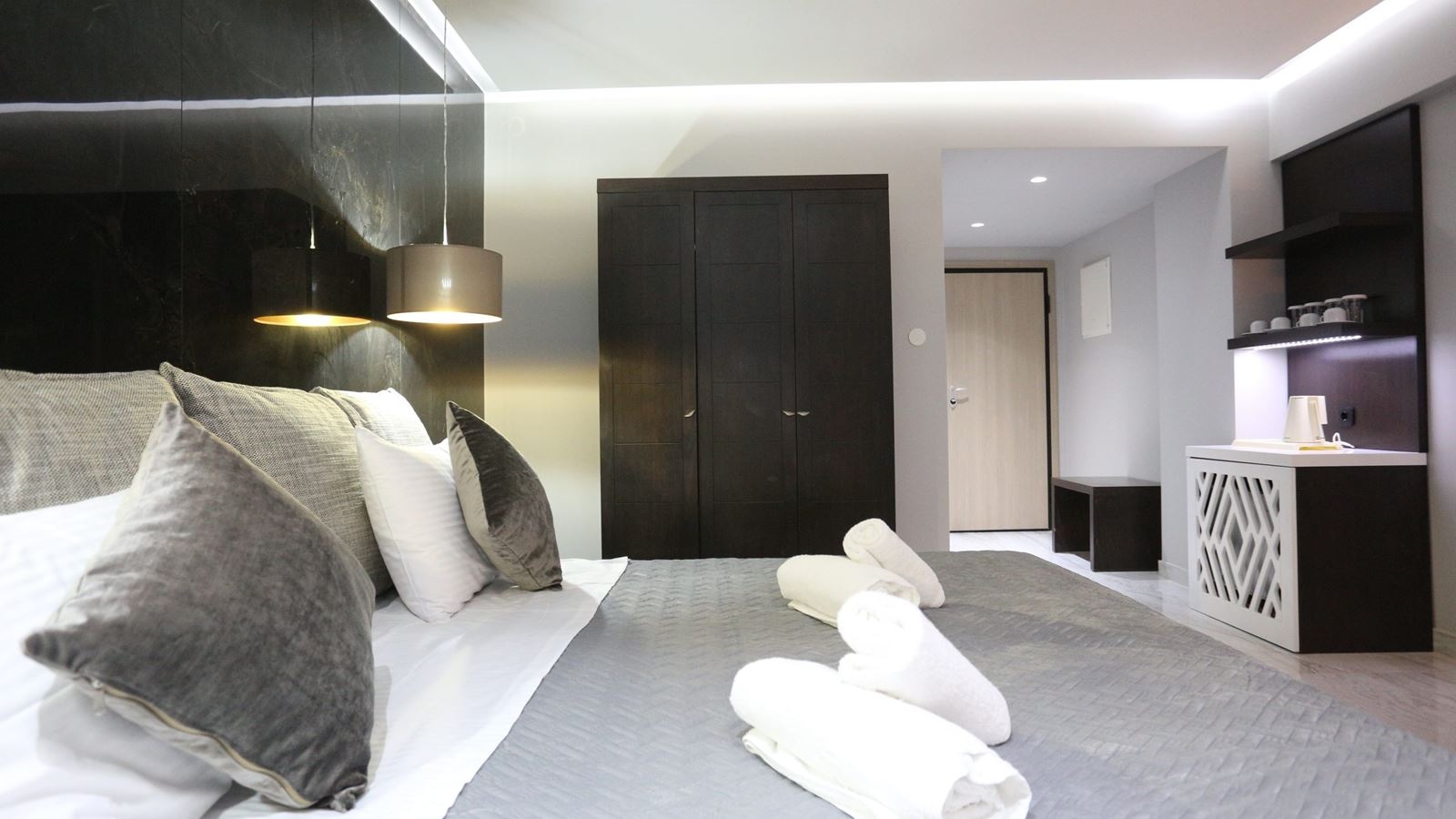 rooms-family-suite-with-pool-view