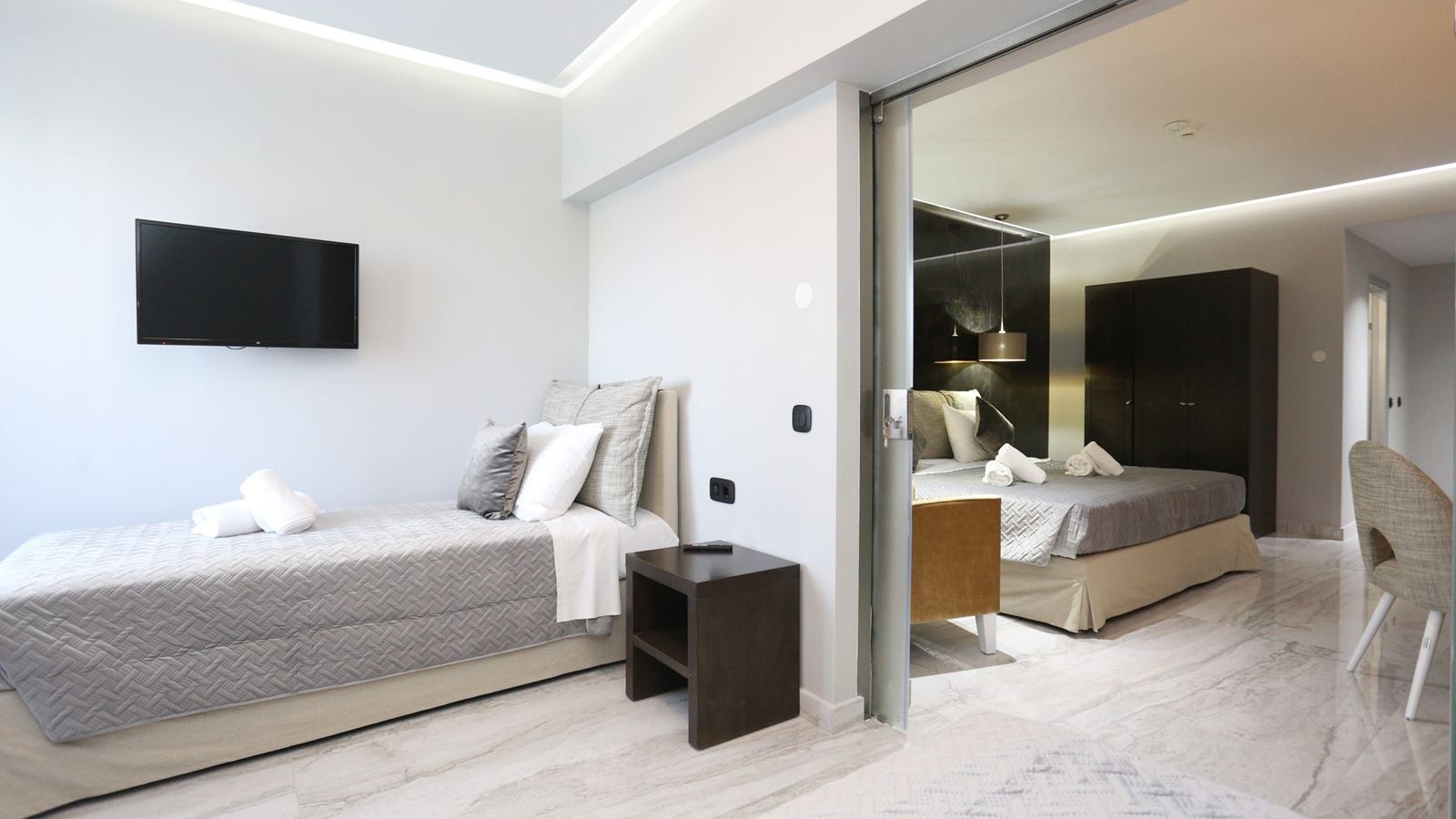 rooms-family-suite-with-pool-view