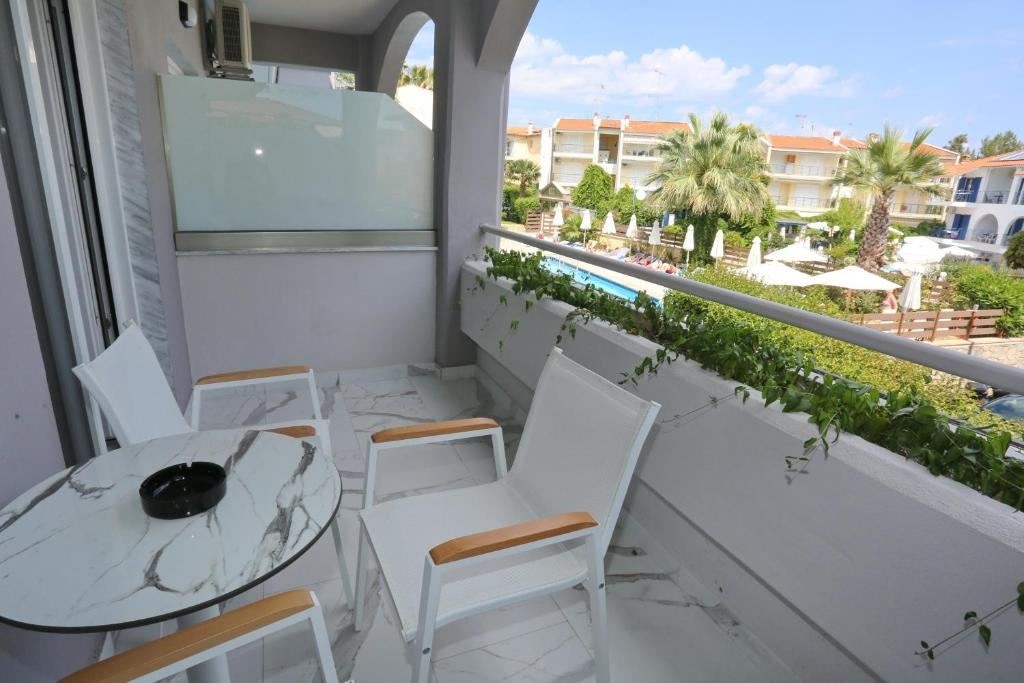 rooms-deluxe-room-with-pool-view