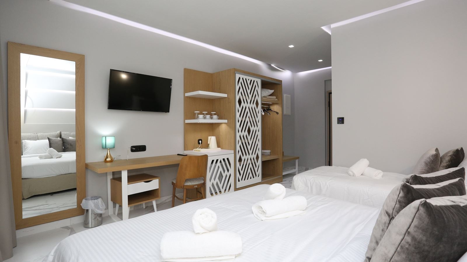 rooms-deluxe-room-with-pool-view