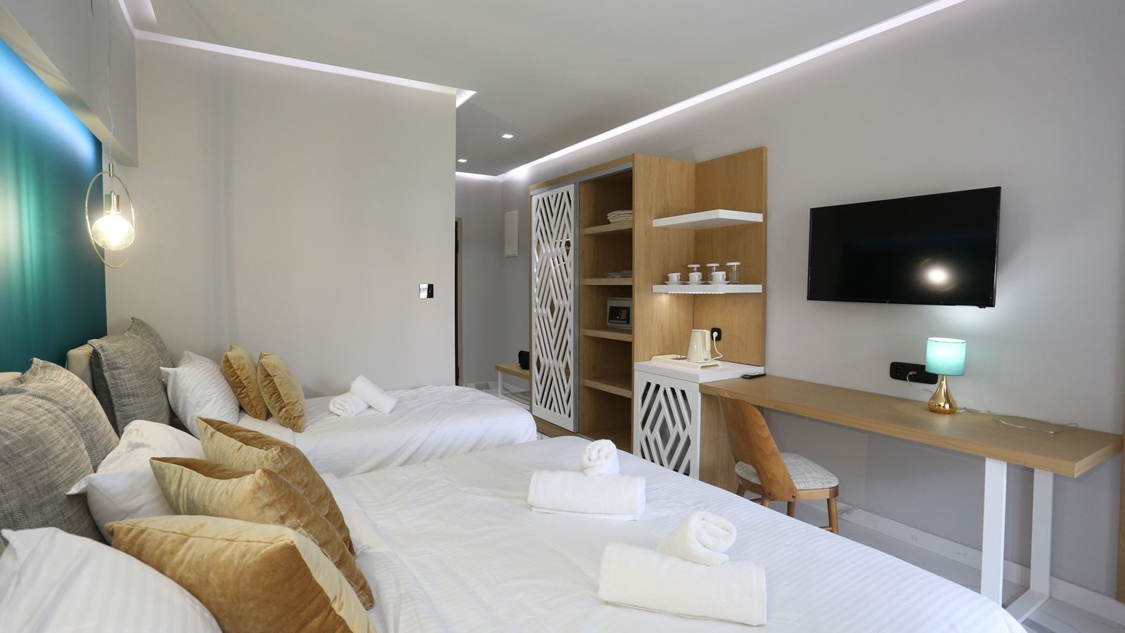 rooms-deluxe-room-with-pool-view