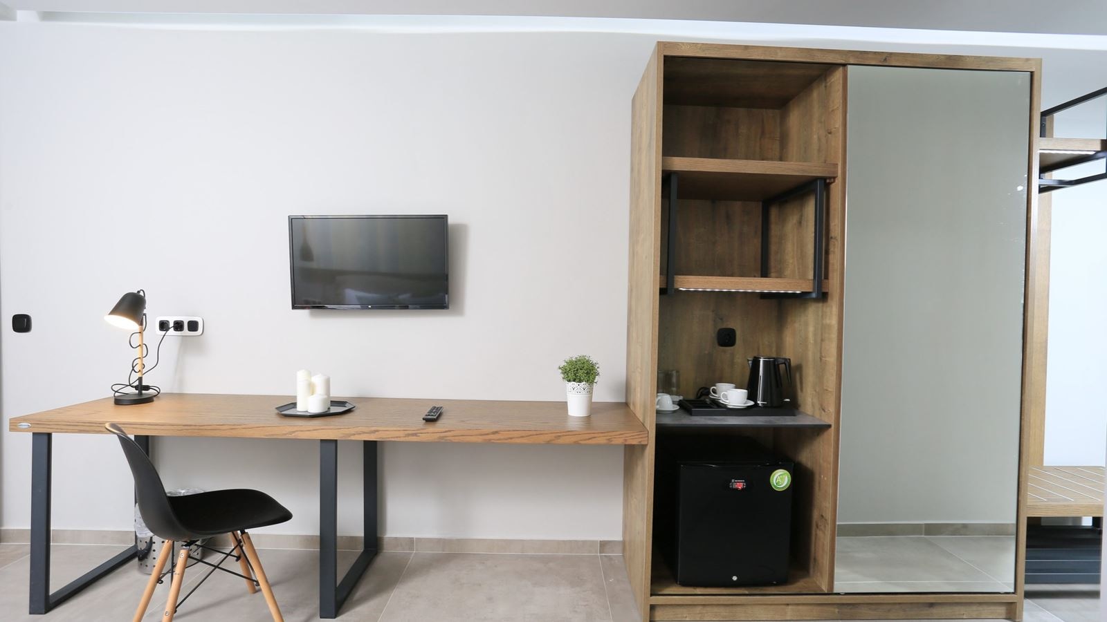 rooms-executive-room-with-pool-view